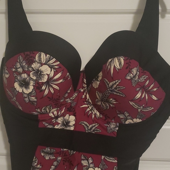 One piece bathing suit - Picture 2 of 4